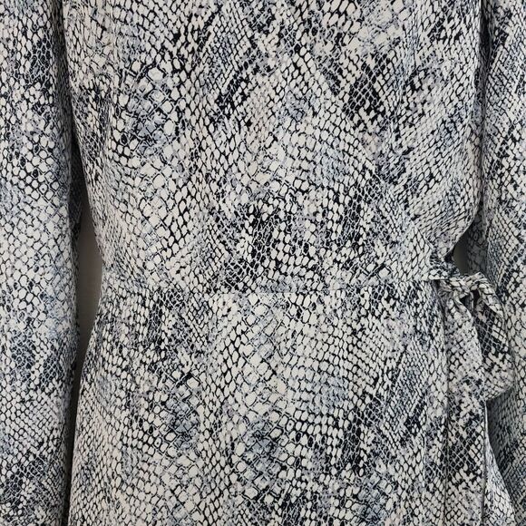 Gianni Bini Women's Wrap Dress Small Gray Snakeskin Print Mini Ruffle - Picture 3 of 11